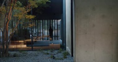 Doğanın ve lüksün bir karışımının yer aldığı çarpıcı bir modern mimari gösterisi. Kapalı alanda rahatlık, bu lüks yerde dış mekanda sükunetle sorunsuzca bütünleşir..