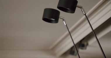 Modern bir iç dekordaki siyah tavan lambaları. Modern ev dekorasyonu temaları için mükemmel, herhangi bir yere zerafet ve sofistike bir dokunuş ekleyerek.