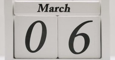 Durdurma hareketinde sayfaları çeviren Mart takvimi. Günlerin değiştiği retro takvimin zamanlaması. Zaman, teslim tarihi ya da Mart ayı ile ilgili videolar için harika. Mart Takvimi Zaman Çizelgesi