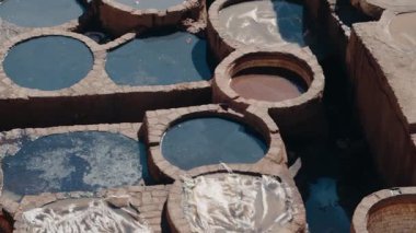 Fas 'ın Fez kentindeki Chouara tabakhanesinde geleneksel deri bronzlaştırma sürecinde renkli boyalarla dolu taş variller kullanılır..