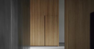 Ahşap duvarlı modern Minimalist oturma odası. Minimalist İç İşleri. Samimi Modern Mobilya Tasarımı. Lüks Zarif Oda. Modern ahşap dolap. Gardırop. Lüks Modern Ev İçi.
