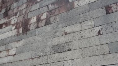 Eski beton bir duvara yakın çekim, yıpranma, lekeler ve çatlaklar. Tasarım projelerinde doku ya da arkaplan olarak kullanılmak için mükemmel. Çatlaklı ve lekeli eski beton duvar dokusu