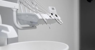 Diş hekimliğinde modern ekipman. Diş bakımı kavramı. Dişçi koltuğu ve diğer aksesuarlar. Diş sağlığı kliniği ekipmanları.