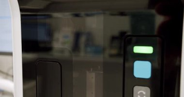 Otomatik makine çalışma sürecinde, kan ve idrar örneği analizi. Biyoloji Laboratuvarı Tıbbi Kimyasal Otomatik Analizcisi. Kan Test Makinesi Laboratuvar Odasında Örnekler Kontrol Ediyor.