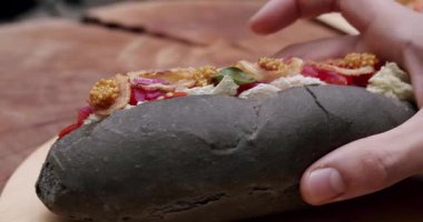 Ev yapımı sosisli sandviç ve hardal ve ketçap, salata ve havuç, domates, zeytin, soğan, salatalık. Ve bir sürü malzeme. Büyük şehirde sokak yemeği. İştah açıcı sosisli sandviç..