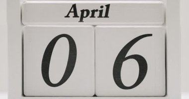 Bu zaman aşımına uğramış videoda Nisan ayının günlerini gösteren beyaz tahta bir takvim var. Tarih, teslim tarihi ya da zaman akışı içeren projeler için harika. April Takvimi Günlük Çevirme