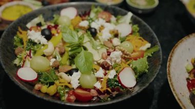 Canlı ve besleyici sağlıklı bir salata. Kırsal bir kasede servis edilen taze sebzeler, fındıklar ve peynirden oluşan bir salata. Sağlıklı beslenme ve vejetaryen yemekleri için mükemmel..