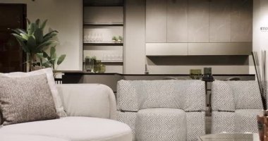 Beyaz, bej mobilyalı ve beyaz mutfak odalı modern Minimalist oturma odası. Moda mobilyalar. Minimalist İç İşleri. Konforlu Modern Mobilya Tasarımı. Gayrimenkul özel evi.
