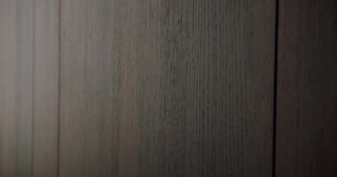 Koyu ahşap dokusunun yakın görüntüsü doğal tahıl desenini gösteriyor. Geçmişler, tasarım projeleri ya da dokular için mükemmel. Koyu Ahşap Doku ve Arkaplan veya Tasarım İçin Örneklerin Yakın Çekimi