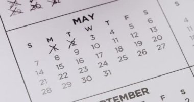 Mayıs ayının günlerini siyah kalemle takvimde silen kişi. Zaman hızla geçiyor. Takvimdeki Günlerin Üstünden Geçiliyor