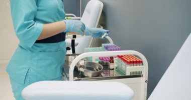 Klinik çalışanı modern bir klinikten numune alıyor. Modern klinikte kan örneği almak için gerekli ekipman..