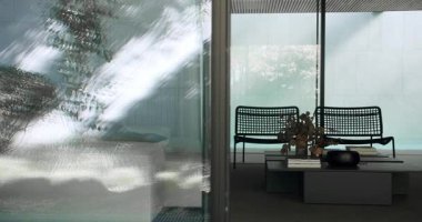 İki çağdaş siyah bank ve doğal güneş ışığı ve barışçıl hava koşullarıyla vurgulanmış huzurlu bir Zen bahçesi bulunan şık bir açık hava salonu. Modern Açık Hava Salonu Alanı