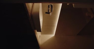 Çağdaş bir banyo lavabosu sahnesi. Işığın ve gölgenin etkileşimini gösteren benzersiz bir yukarıdan çekilmiş. Modern Banyo Kısıtlı Aydınlık Ortamda Lavabo. Dikey video.