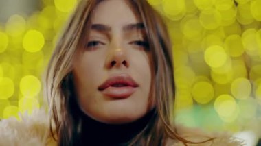 Bokeh arka planında genç ve güzel bir kadının portresi. Yakın çekim. Gece lambalarının arka planında genç bir kadının portresi. Şehir, gece, kız, ışık, dışarıda, güzellik, akşam, yaşam tarzı, ayakta