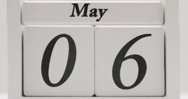 Mayıs ayına doğru dönen tahta takvimin sayfalarını yakından çek. Zaman, son teslim tarihi, hatıralar ya da organizasyon hakkındaki videolar için harika. Takvim Sayfası Kapat