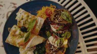 Taze sebzeler ve canlı garnitürlerle güzel bir vejetaryen yemeğinin yakın çekimi, sağlıklı bir yaşam tarzı ve yemek pişirme ilhamı için mükemmel..