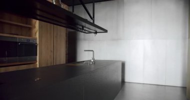 Modern ve geniş ahşap mutfak odası. Gayrimenkul. Ada ve sandalyeli lüks mutfak. Lüks evdeki modern iç mekan ve yemek odası. Yeni Ev 'de minimalist tasarım.