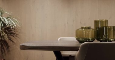 Minimalist ahşap yemek masası ve sandalyeler. Modern stil masa. Mutfak odasının içi. Modern Yemek Odası İçi. Yemek odasında zarif ve rahat bir ev..