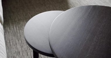 Yemek odasında zarif ve rahat bir ev var. Minimalist yuvarlak siyah masalı modern yemek odası. Modern stil siyah masa.