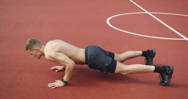 Açık hava fitness parkı. Sağlıklı yaşam için çalışıyor. Spor ve spor yaşam tarzı. Spor, sağlık, spor, spor, spor. Güç, motivasyon. Sportif kaslı erkek dışarıda fiziksel antrenman yapıyor.