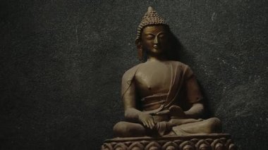 Huzurlu Buda heykeli huzur içinde oturur, sükunet ve farkındalık yayar. Bu büyüleyici video yansımayı ve iç huzuru davet ediyor, meditasyon, yoga ya da ruhani uygulamalar için mükemmel. Buda.