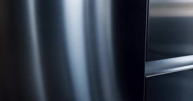 Minimalist yemek masası olan modern mutfak odası. Modern Minimalist Evi. Modern gri ve beyaz mutfak mobilyaları. Yemek odasında zarif ve rahat bir ev var. Modern lavabolu Ev Mutfağı.