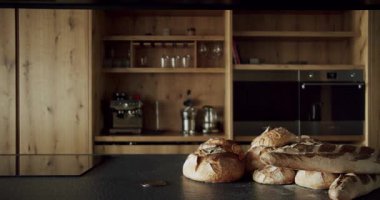 Modern ve geniş ahşap mutfak odası. Gayrimenkul. Ada ve sandalyeli lüks mutfak. Lüks evdeki modern iç mekan ve yemek odası. Yeni Ev 'de minimalist tasarım. Gerçek Lüks Tasarım İçi