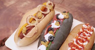 Ev yapımı sosisli sandviç, hardal ve ketçap, salata ve havuç, domates, zeytin, soğan, salatalık. Ve bir sürü malzeme. fast food. İştah açıcı sosisli sandviç..