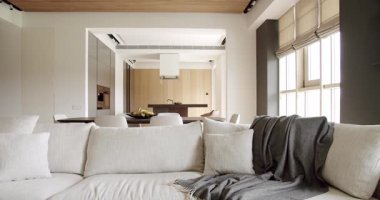 Konforlu beyaz koltuk mobilyaları olan modern Minimalist oturma odası. Köşedeki kanepeli lüks modern ev iç mimarisi. Moda mobilyalar. Minimalist İç İşleri. Rahat Modern Mobilya