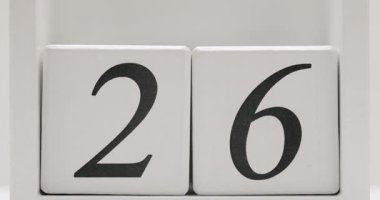 26 sayısını gösteren beyaz takvim blokları, tarihleri, yıldönümlerini veya geri sayımları temsil etmek için idealdir. Basit ve temiz bir tasarım. Tarih ya da Geri sayım için 26 Numarayı gösteren Beyaz Takvim Blokları