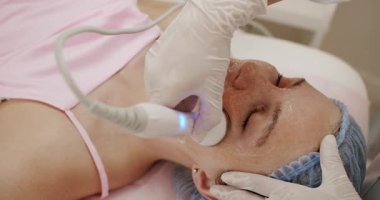 Uzman bir cihaz ve teknisyenle kaplıcada cilt bakımı gören bir kadının yakın plan görüntüsü. Profesyonel Yüz Bakımı Alınan Kadın