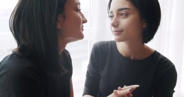 Bir çift, Igbt ve lezbiyen kadınlar evde. Sarılın ve birbirinize sarılın. Aşk ve öpücük, Gurur Etkinliği, arkadaşlık konsepti. Lezbiyen çiftin aşk ve portresi. LGBT hakları, lezbiyen ailesi.
