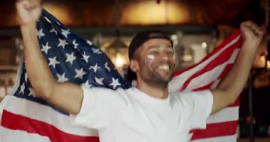 Barda futbol seyreden bir hayran. Futbol, hokey, basketbol, spor maçları. Amerikan destekçisi. Kazandıktan sonra sevinen ve tezahürat yapan mutlu karışık ırk destekçisi. Ulusal ABD bayrağına sahip bir adam.