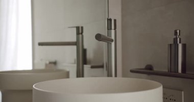 Çağdaş minimalist banyo tasarımı gösterişli çift lavabo ve paslanmaz çelik musluklar içeriyor. Zarif düzende temiz ve şık bir iç mekan sergileniyor. Modern Minimalist Banyo İçi