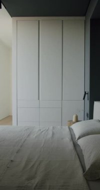 Beyaz Gardıroplu Modern Yatak Odası İç Tasarımı. Yatak odasında şık beyaz çekmeceler. Minimalist tasarım ve mimari lüks bir dairede. Modern İç Tasarım.