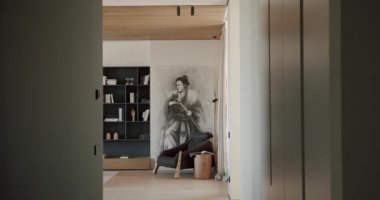 Benzersiz bir samuray tablosu olan modern, minimalist bir daire. İç dizayn doğal ahşap ve nötr renklere sahiptir. Mekan sakin, sofistike ve rahatlamak için ideal..