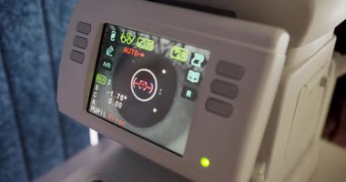 Çeşitli ölçüm ve ayarları vurgulayan elektronik tıbbi cihazın dijital görüntüsünü gösteren detaylı bir resim. Modern Elektronik Tıbbi Ekipman Ekranının Yakın Görüntüsü