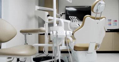 Dişçi koltuğu ve tıbbi ekipmanlı modern oda. Modern Dişçi Ofisi. Diş muayenehanesindeki ekipman. Dişçi koltuğu ve diğer aksesuarlar. klinik ekipmanı.