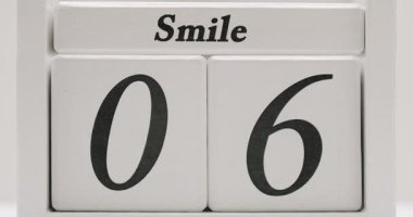 Takvim tarihlerinin dönüşünü gösteren makro zaman dilimi videosu. Zaman, teslim tarihi, geri sayımlar, aşk, doğum günleri ve daha fazlası hakkında videolar için harika. Takvim Tarihi Macro Zaman Çizelgesine Dönüyor