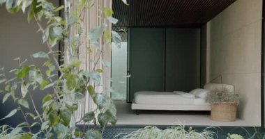 Gösterişli iç dekorasyonlar ve doğal bitki süslemeleriyle çağdaş yatak odası. Konfor ve modern estetiğin mükemmel bir karışımı. Doğal elementlerle Modern Minimalist Yatak Odası