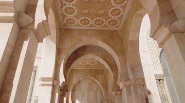Fas 'ın Kazablanka kentindeki Hasan II Camii, İslam mimarisinin çarpıcı bir gösterisidir. Bu camide karmaşık fayans işleri ve yüksek kemerler var..