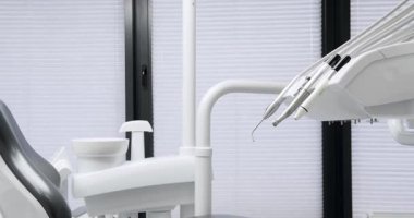 Dişçi koltuğu ve tıbbi ekipmanlı modern oda. Modern Dişçi Ofisi. Modern ekipmanlar. Diş bakımı kavramı. Sandalye ve diğer aksesuarlar. Diş sağlığı kliniği ekipmanları.