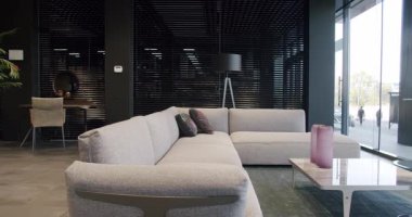 Modern ve rahat bir ev. Lüks daire. Rahat çatı katında modern mobilyalar. Modern Oturma Odası. Rahat kanepe ve siyah minimalist yer lambası ve siyah panjurları var. Modern gri bej kanepe.
