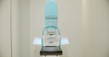 Kadınlar için tıbbi göğüs röntgeni. Hastane Radyoloji Odası. Modern bir hastanede yüksek performanslı mammografi cihazı. Klinikte temiz tıbbi malzemeler var. Hastane Odasında Kanser Önleme Programı.