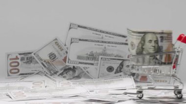 100 dolarlık banknot, arka plandaki para arabasına gidiyor. 100 dolar nakit makro görüntü. 100 dolar nakit. Yüz Dolarlık yakın çekim. Konsept Finans İşletme Yatırımı Başarı.
