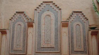 Marakeş, Fas 'taki mozaik duvar. Geleneksel Fas fayans işi. Karmaşık detaylar ve canlı renkler güzel bir sanat eseri yaratır. Bu dekoratif unsur karakter ve cazibe ekler