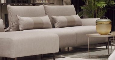 Modern Gri kumaş kanepeyi kapatın. Yastıklı tekstil döşeme kanepesi. Modern Daire, modern oturma odasındaki güzel beyaz kanepe. Huzur Evi 'ndeki modern kanepe. İskandinav iç mimarisi.