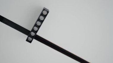 Minimalist tavan lambası armatüründe beyaz bir zemine karşı parlak ve modern tasarımla çeşitli LED ampuller var. Minimalist Tasarımda Çoklu LED Ampullü Modern Tavan Aşımı