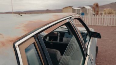 Paslı terk edilmiş araba Fas 'ın ıssız bir bölgesinde. Arabalar solmuş ve soyuluyor ve pencereler de kısmen açık. Bu, bir yalnızlık ve çürüme hissi uyandırıyor..