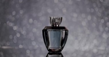 Zarif bir parfüm şişesi, lüks, güzellik ve güzel kokulu ambalajlarda sofistike olmayı temsil eden şık bir arka planda sergileniyor. Zarif Parfüm Şişe